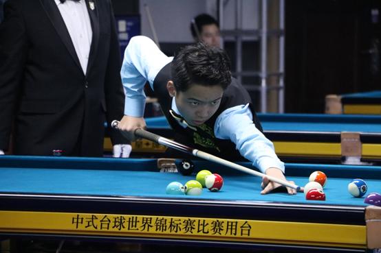 游客蜂拥至 游客蜂拥至